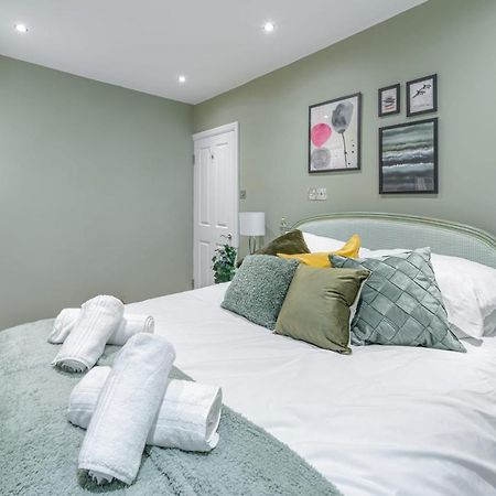 Appartamento Stylish Shepherds Bush Flat Londra Esterno foto