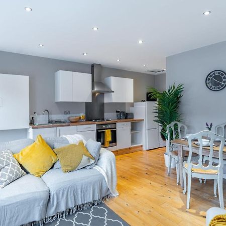 Appartamento Stylish Shepherds Bush Flat Londra Esterno foto