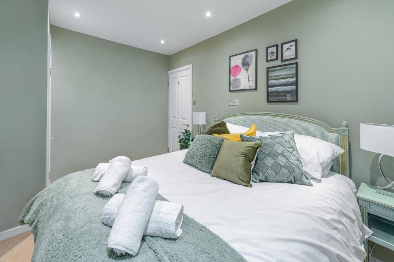 Appartamento Stylish Shepherds Bush Flat Londra Esterno foto